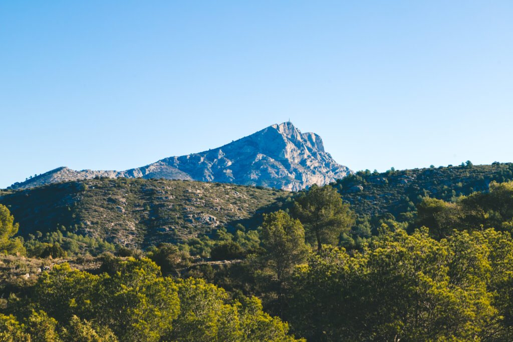 Vue de la Sainte-Victoire depuis le barrage Zola, à proximité d'Aix-en-Provence